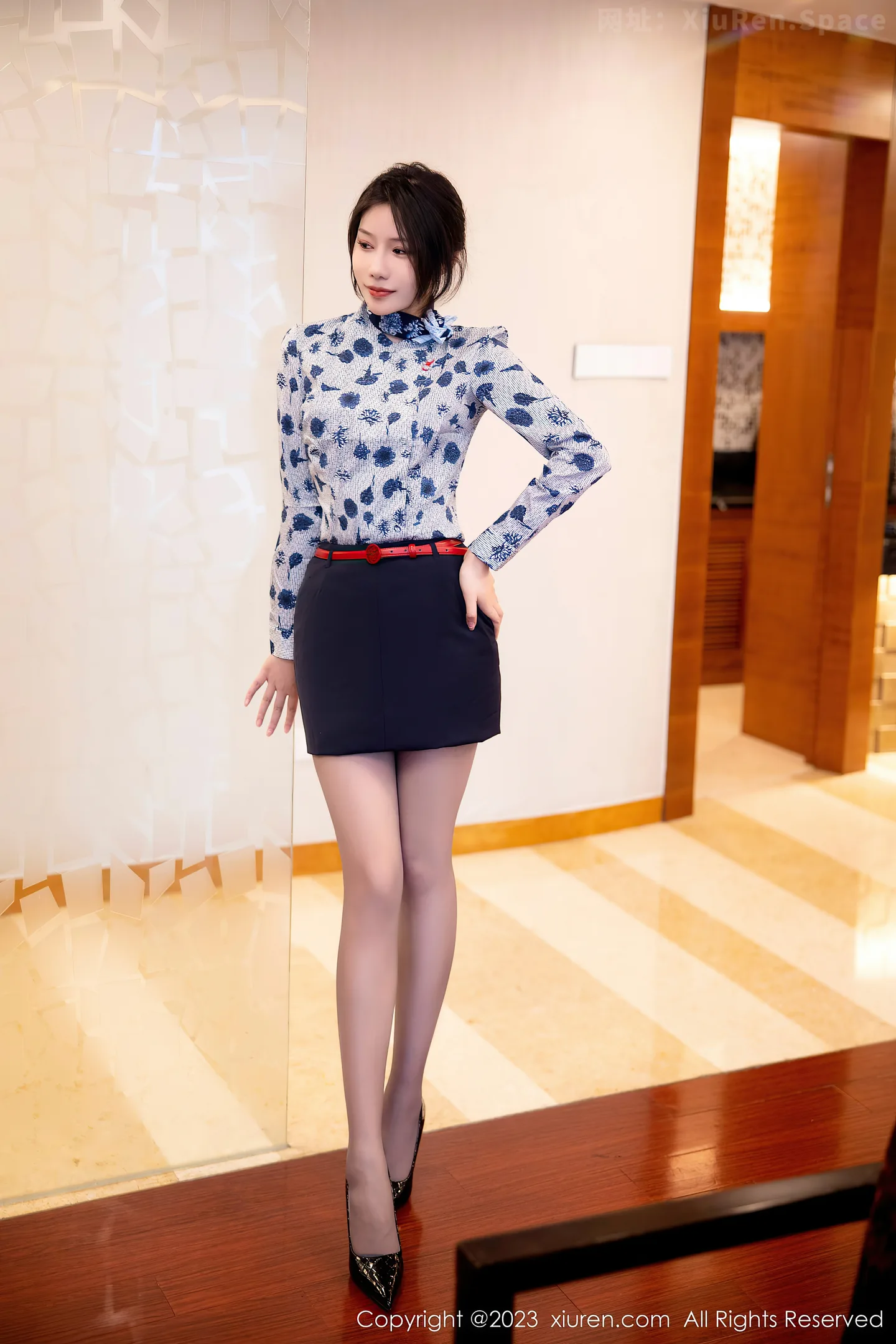 图片[3]-[XiuRen秀人网]2023.02.27 VOL.6328 桃桃子_ 性感女警官制服与透视情趣内衣加黑丝美腿私房写真集-秀人网官方网站